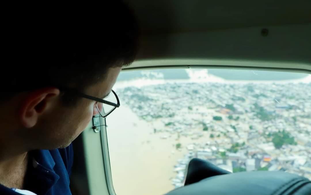 Em Tarauacá, Gladson visita desabrigados pela cheia e assegura ajuda do Estado